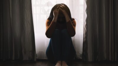 Entenda os principais sintomas da depressão, suas possíveis causas e os tratamentos disponíveis para ajudar no enfrentamento dessa condição que afeta milhões de pessoas no mundo.